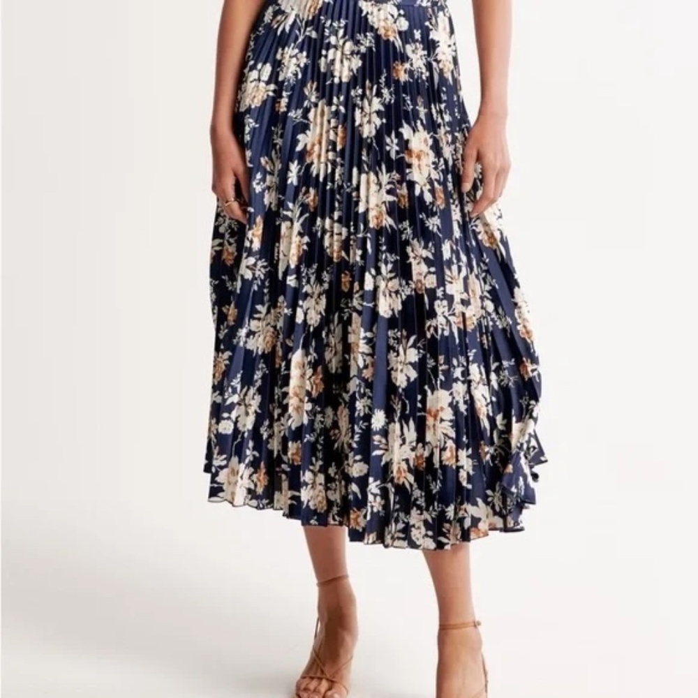 Abercrombie & Fitch | Satin Pleated Floral Midi Skirt - Navy and White